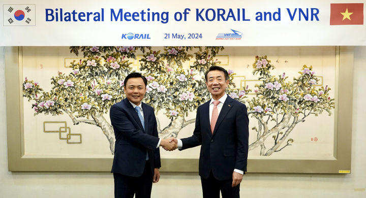 This photo shows Korea Railroad Corporation President Han Moon-hee (R) and Vietnam Railways President Hoang Gia Khanh shaking hands as they discuss ways to enhance friendly cooperation between the Korean and Vietnames ailway sectors on May 21, 2024. (KORAIL)