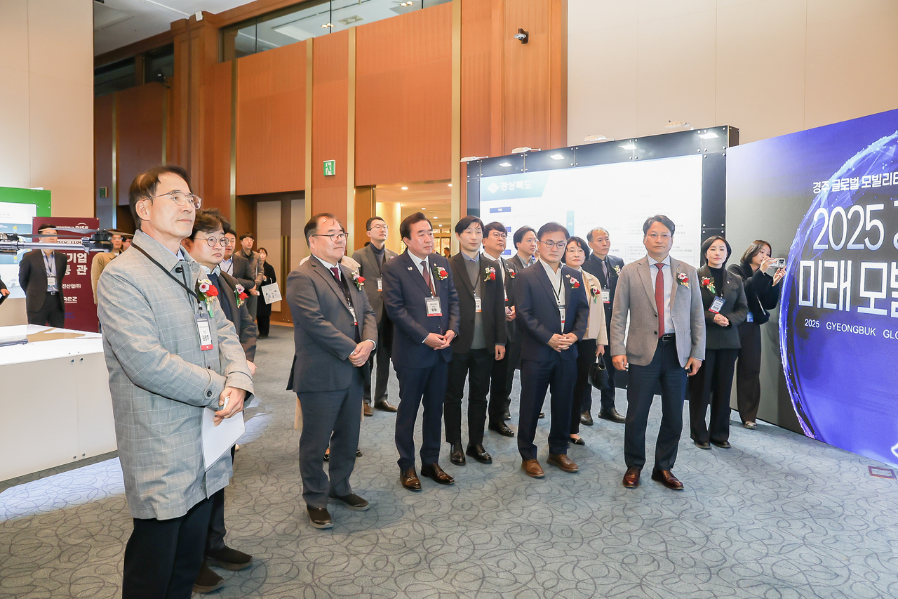 내빈들이 아진산업㈜, ㈜오토노머스에이투지, ㈜디에스시에서 준비한 ‘앵커기업 공동관‘을 둘러보고 있다.[경일대 제공]
