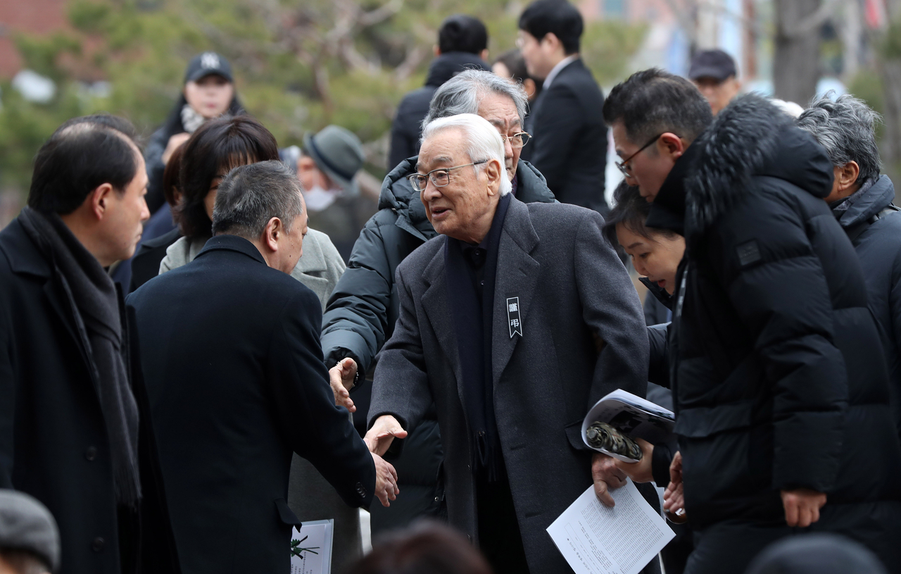 Lee Soon-jae (center) attends the funeral of the late actor Oh Hyun-kyung at Maronie Outdoor Park in Jongno District, Seoul, March 2024. (Newsis)