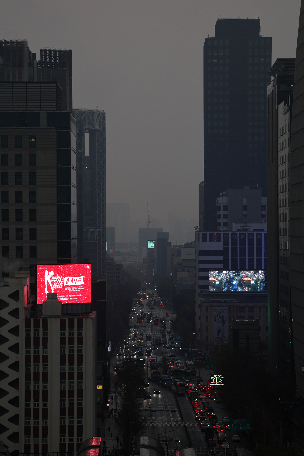 Haze blanketed Seoul's sky on Tuesday as the city experienced high levels of fine and ultrafine dust. (Yonhap)