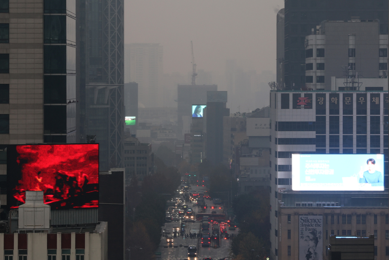 Haze blanketed Seoul's sky on Tuesday as the city experienced high levels of fine and ultrafine dust. (Yonhap)
