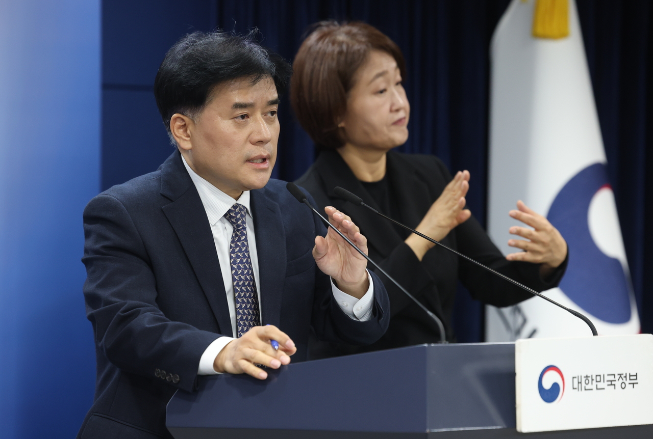 Park Yong-su (left), vice minister of personnel management, speaks at a briefing at the Seoul Government Complex on Tuesday. (Yonhap)