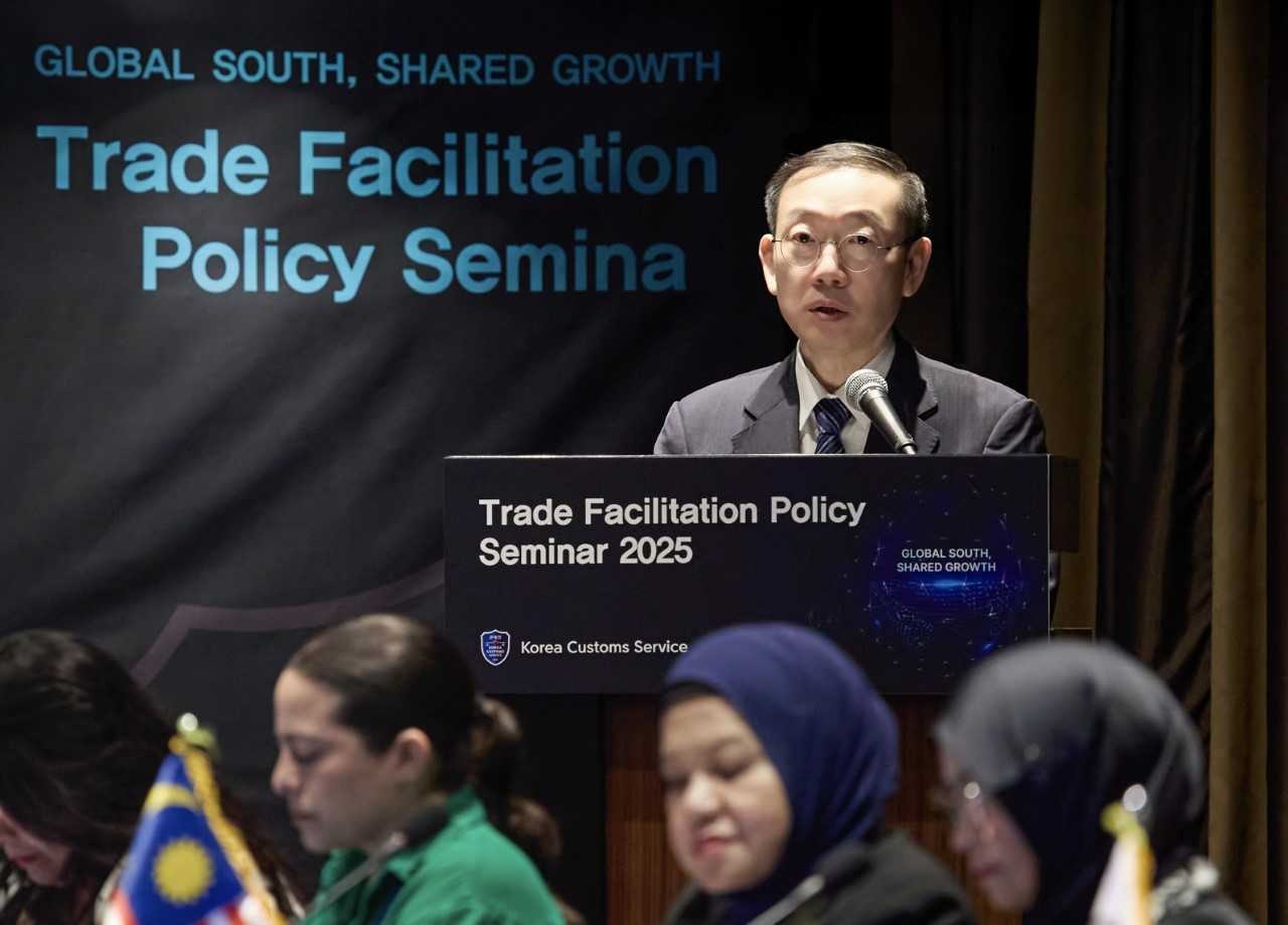 Korea Customs Service Commissioner Lee Myeong-ku speaks during a policy seminar on trade promotion at a Seoul hotel on Sept. 22. (KCS)