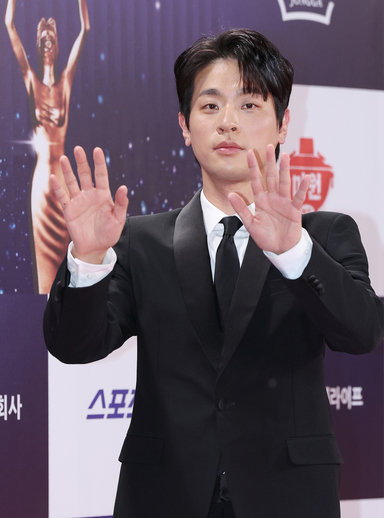 Park Jeong-min poses for a photo at the 46th Blue Dragon Film Awards held in KBS Hall, Seoul, Nov. 19. (Yonhap)