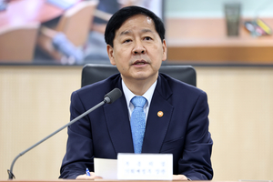 Finance chief says S. Korea's economy at 'turning point' to reshape growth trajectory for decades