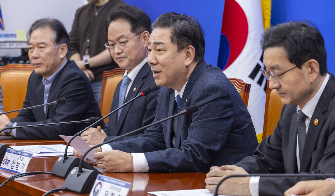 Rep. Kim Byung-kee (2nd from R), floor leader of the ruling Democratic Party, speaks during a meeting on follow-up measures on South Korea's tariff deal with the United States at the National Assembly in western Seoul on Tuesday. (Yonhap)