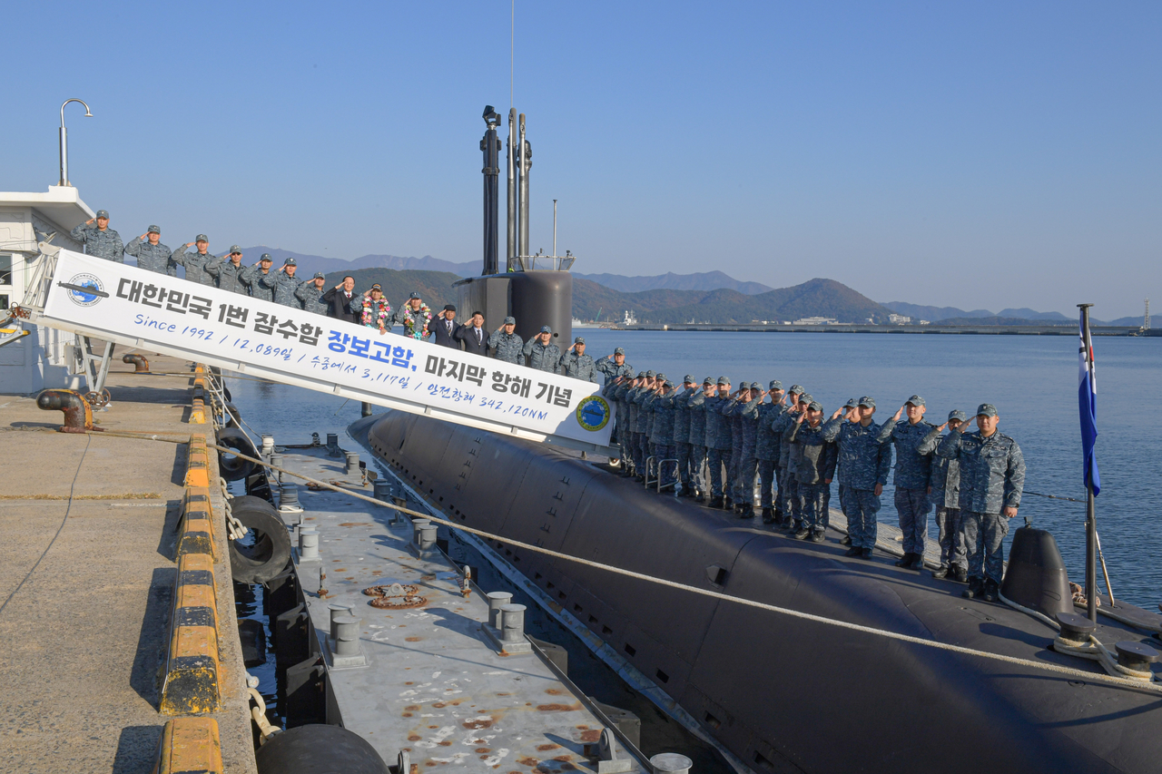 Crew members of the ROKS Jang Bogo commemorate the vessel’s final mission with the submarine’s first commanding officer, Ahn Byung-gu, and the original acquisition team on Nov. 19. (ROK Navy via Yonhap)