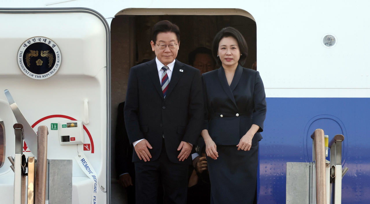 President Lee Jae Myung and first lady Kim Hea Kyung arrive at Seoul Airport in Seongnam, south of Seoul, after a four-nation swing to the Middle East and Africa on Wednesday. (Yonhap)