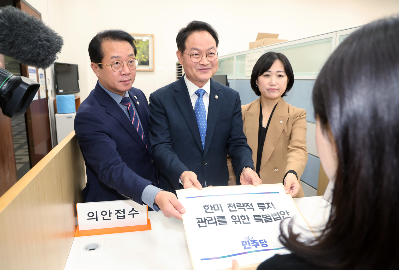 Lawmakers of the ruling Democratic Party submit a special bill at the National Assembly in western Seoul on Wednesday to facilitate South Korea's investment in the United States under the bilateral tariff deal. (Yonhap)