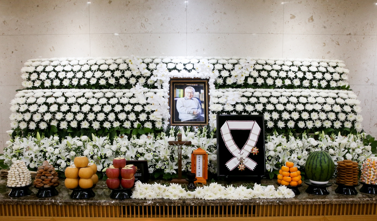 The funeral altar set up for the late actor Lee Soon-jae at Asan Medical Center in Seoul  (Yonhap)
