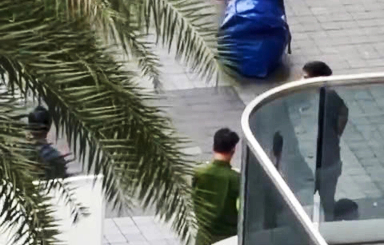 A bag containing the body of a Korean man lies near a high-rise apartment complex on Nguyen Huu Canh Street in Ho Chi Minh City on Sunday. (VnExpress)