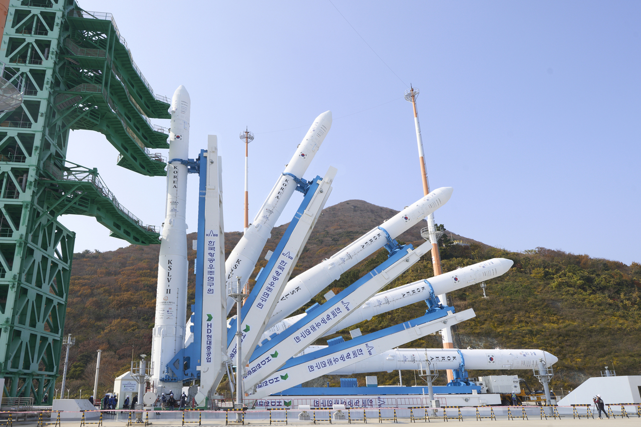 Korea’s Nuri rocket is raised into position at the Naro Space Center in Goheung, South Jeolla Province, Tuesday, ahead of its fourth launch scheduled for Thursday, as illustrated in this composite photo. (Korea Aerospace Research Institute)