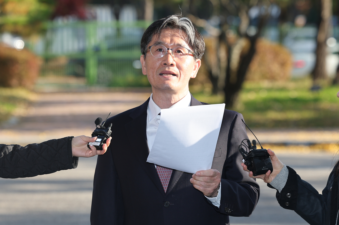 Oh Dong-woon, head of the Corruption Investigation Office for High-ranking Officials, speaks to reporters outside his office in Gwacheon, just south of Seoul, in this file photo taken Nov. 11. (Yonhap)