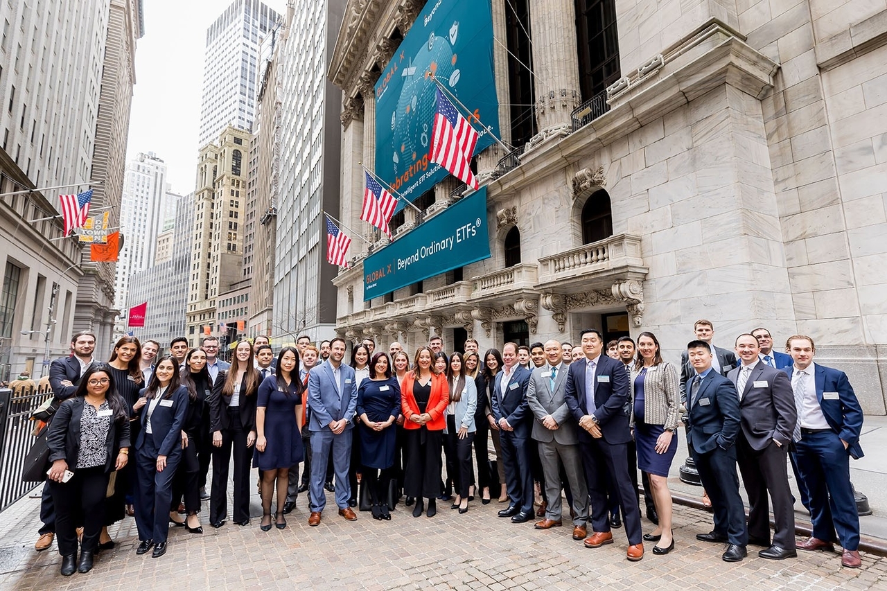 Global X executives and employees pose in front of the headquarters in New York. (Mirae Asset Global Investments)