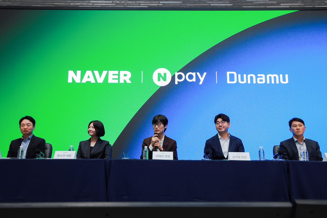 From left: Naver Financial CEO Park Sang-jin, Naver CEO Choi Soo-yeon, Naver founder Lee Hae-jin, Dunamu Chair Song Chi-hyung and Dunamu CEO Oh Kyoung-seok hold a joint press conference at the Naver headquarters in Pangyo, Gyeonggi Province, Thursday. (Dunamu)