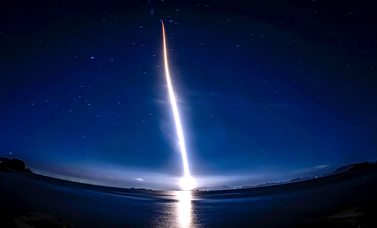 Korea launches a Nuri rocket from Naro Space Center in Goheung, South Jeolla Province, Thursday. (Im Se-jun/The Korea Herald)