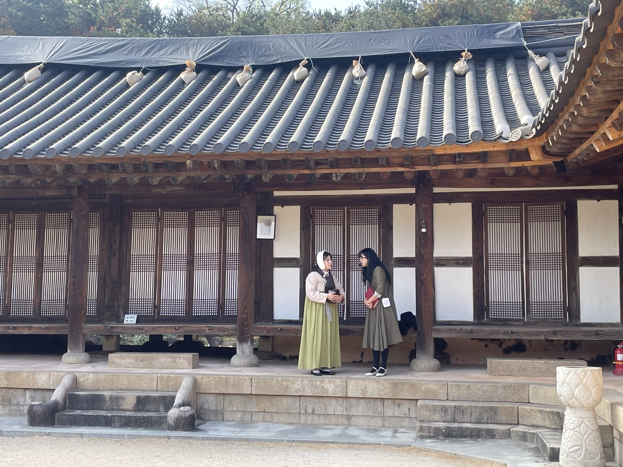 Theatrical walking tour through Yangnim-dong in Gwangju (Hong Yoo/The Korea Herald)