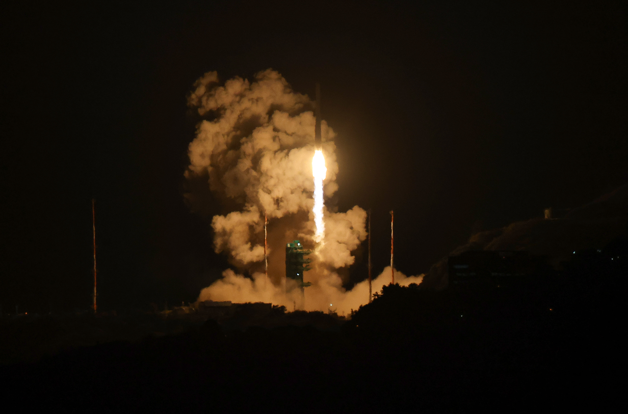 The Nuri space rocket takes off from Naro Space Center in Goheung, some 330 kilometers south of Seoul, on Wednesday. (Yonhap)