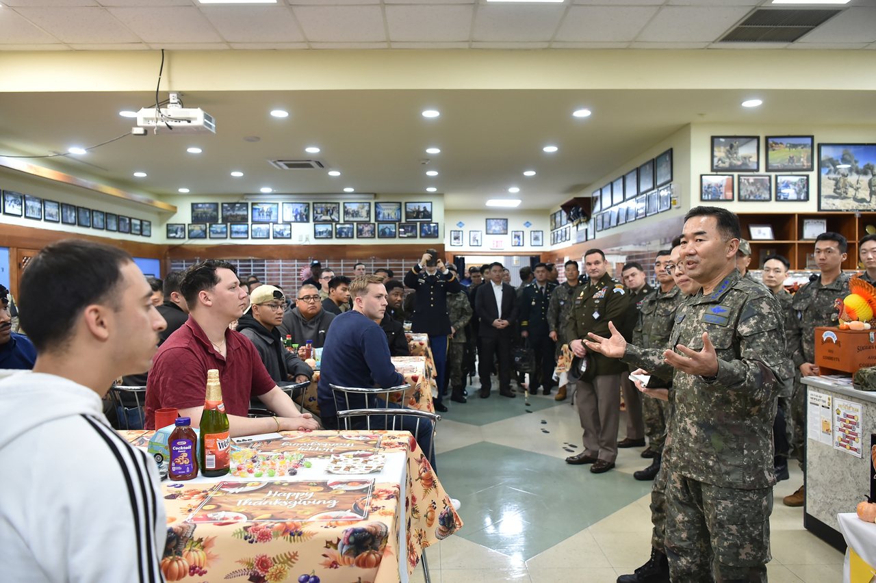 Joint Chiefs of Staff Chairman Gen. Jin Yong-sung visits the UNC security battalion in Paju, Gyeonggi Province, Thursday, to encourage South Korean and US troops. (Yonhap)