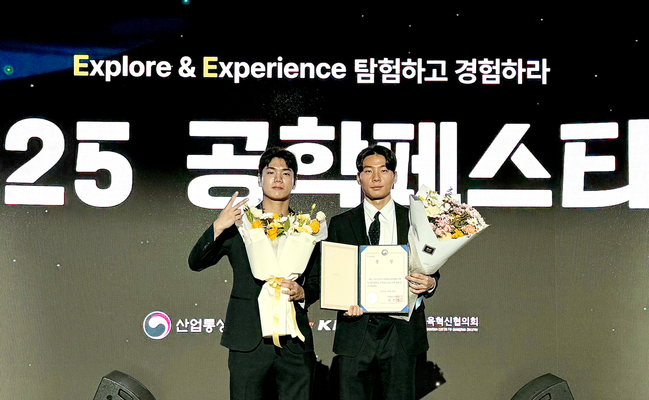 사이버보안과 전공심화과정 세르파팀의 박찬욱(왼쪽), 박지호 학생이 기념사진을 촬영하고 있다.[영남이공대 제공]
