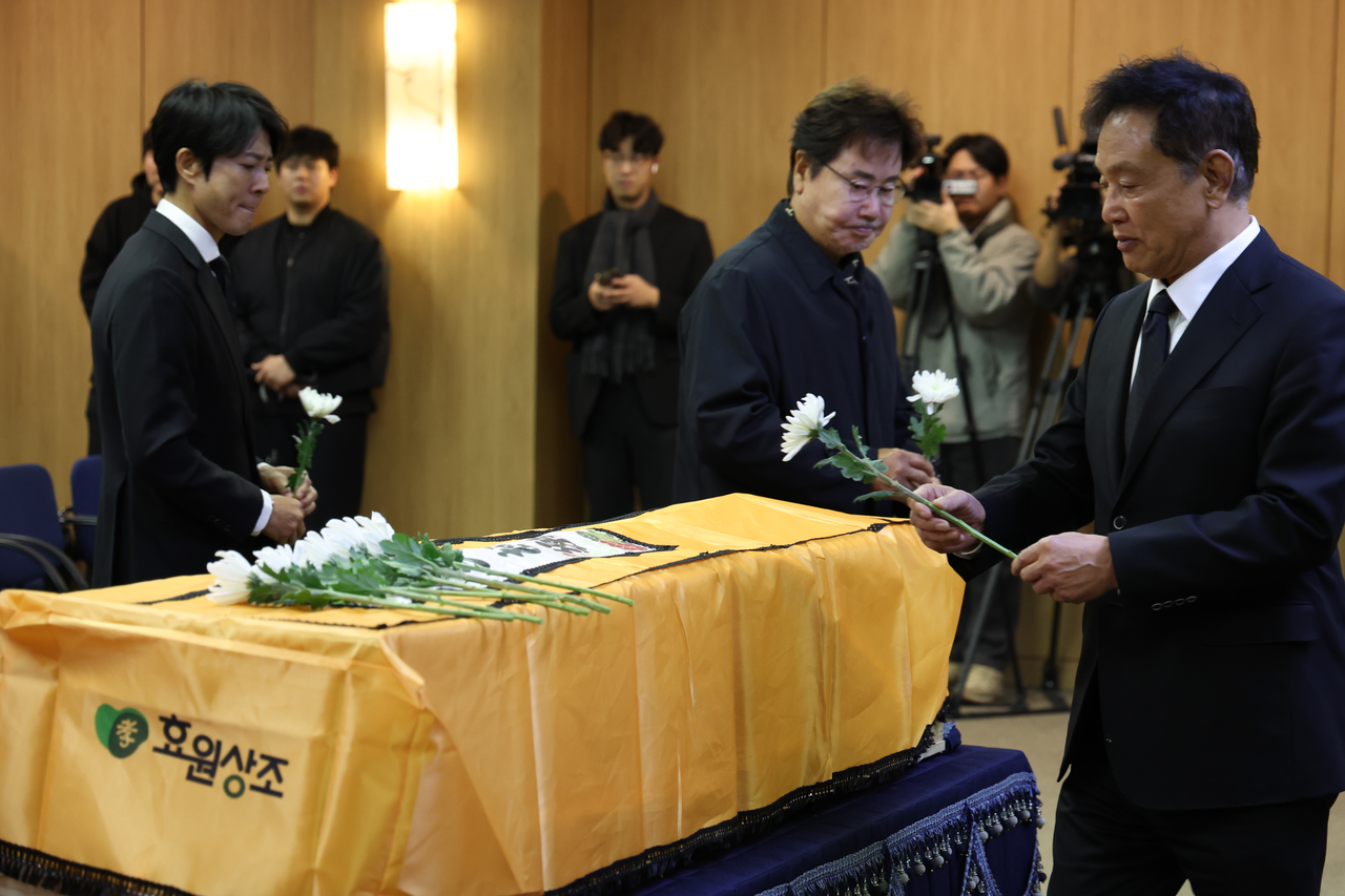 Actors lay flowers during the funeral service for actor Lee Soon-jae at Seoul Asan Medical Center on Wednesday. (Yonhap)