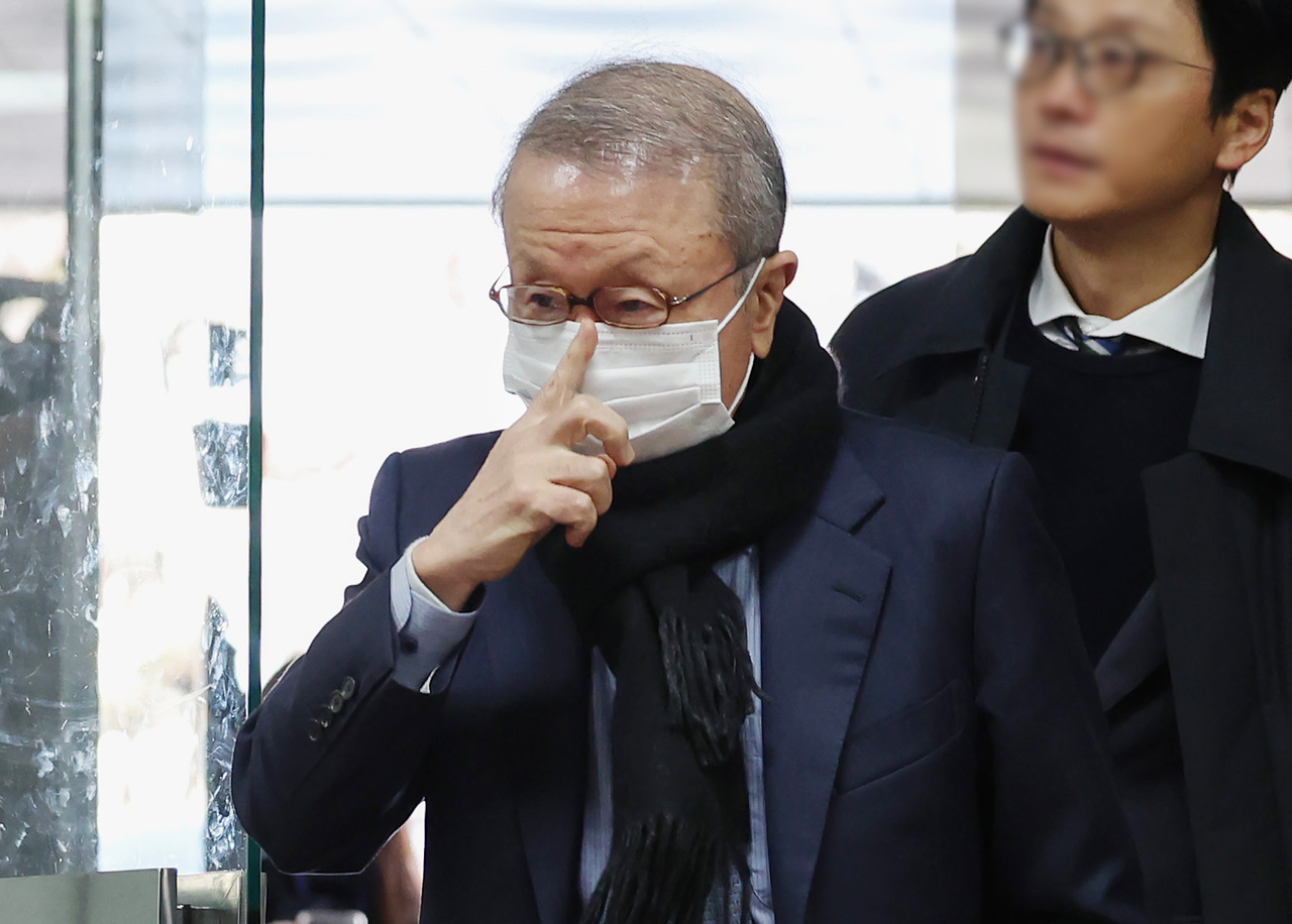 Former Namyang Dairy Product Chair Hong Won-sik attends a warrant hearing on charges of breach of trust on Nov. 28, 2024. (Newsis)