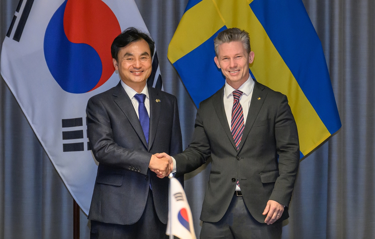 South Korean Defense Minister Ahn Kyu-back (left) poses for a photo with Swedish Defense Minister Pal Jonson in Stockholm, Sweden, Thursday. (Yonhap)