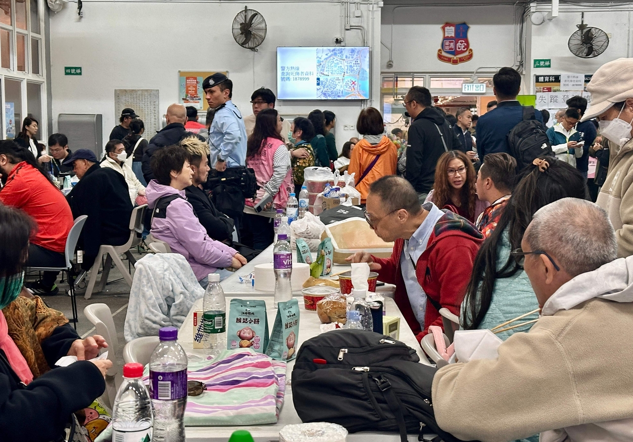Residents take refuge in a temporary shelter near the Wang Fuk Court residential estate in Hong Kong's Tai Po district on Wednesday. (AFP-Yonhap)