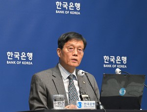 Weak won keeps BOK on hold despite growth upgrade