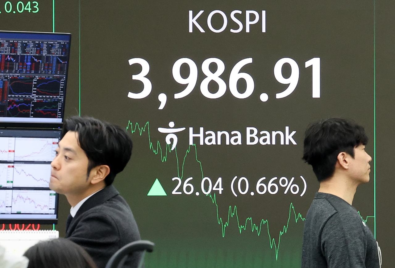 An electronic board showing the Korea Composite Stock Price Index at a dealing room of the Hana Bank headquarters in Seoul on Thursday. (Yonhap)