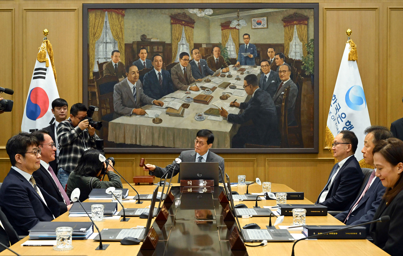 Bank of Korea Gov. Rhee Chang-yong (C) bangs the gavel to open a Monetary Policy Board meeting at the central bank in Seoul on Wednesday, in this photo provided by the BOK. (Yonhap)