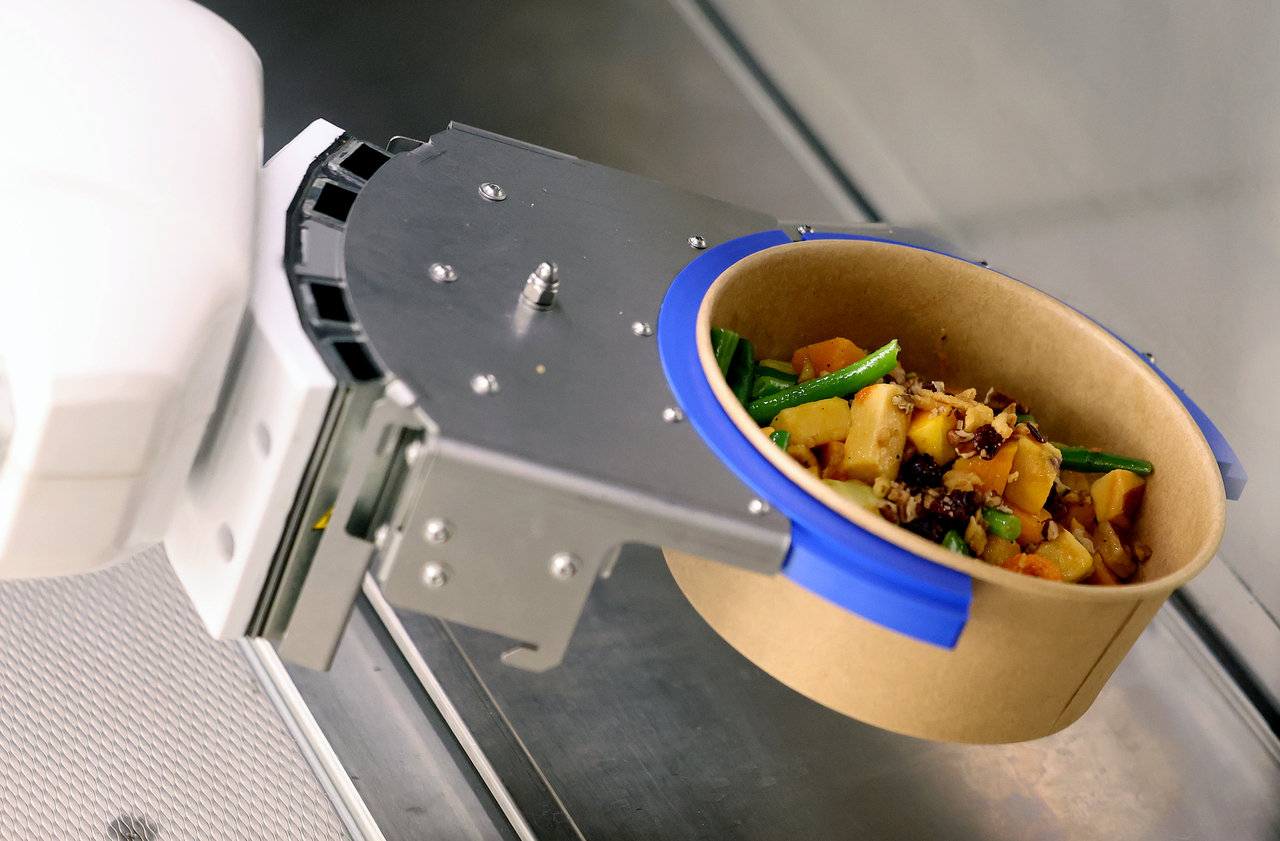 A robot prepares meals at Market 19, an automated dining facility at Camp Walker, home of the 19th Expeditionary Sustainment Command in Nam-gu, Daegu, on Friday. (Newsis)