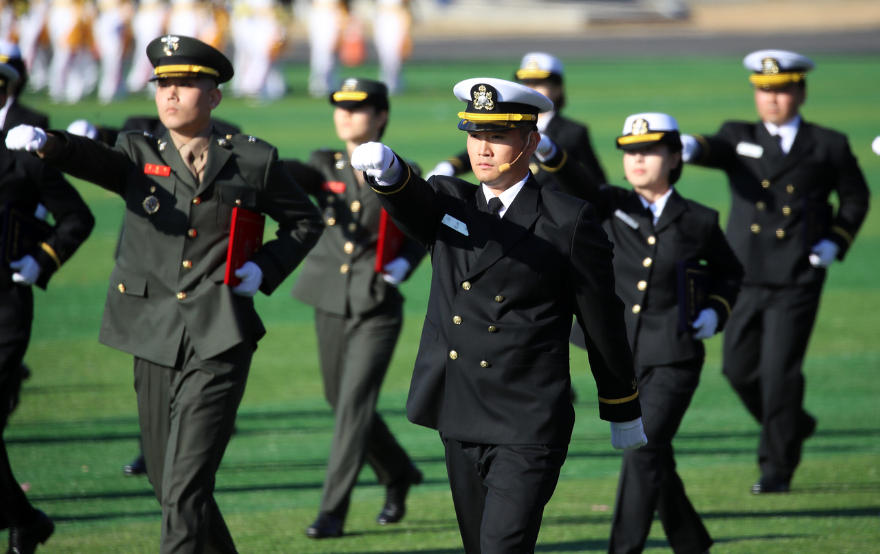 Lee Ji-ho, son of Samsung Electronics Chair Lee Jae-yong, is seen marching during a commissioning ceremony for the 139th class of officer candidates at the Republic of Korea Naval Academy in Changwon, South Gyeongsang Province, Friday. (Joint Press Corps)