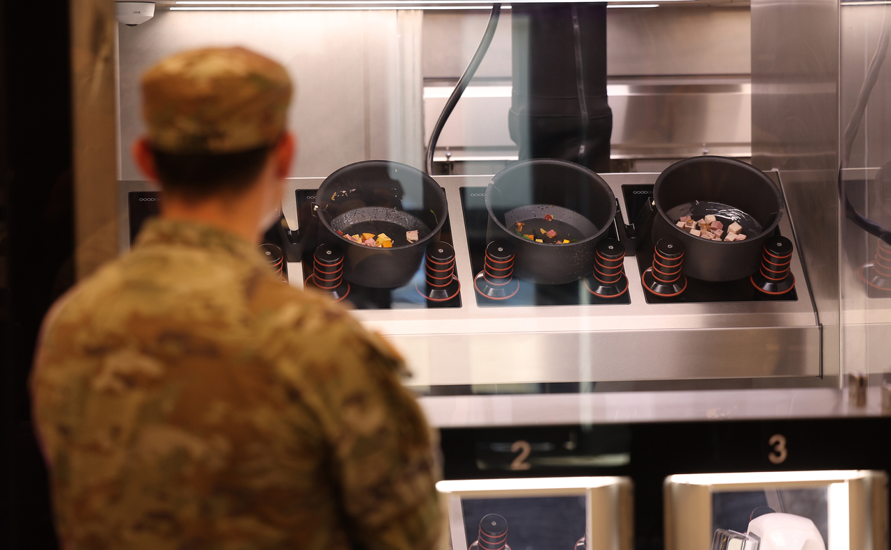 A US soldier waits for a robot-cooked meal at Market 19, an automated dining facility at Camp Walker, home of the 19th Expeditionary Sustainment Command in Nam-gu, Daegu, on Friday. (Yonhap)