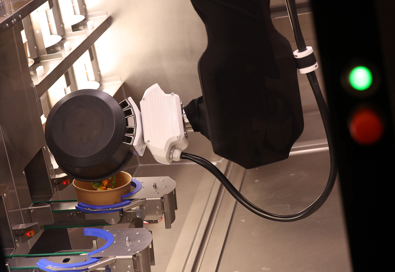 A robot prepares meals at Market 19, an automated dining facility at Camp Walker, home of the 19th Expeditionary Sustainment Command in Nam-gu, Daegu, on Friday. (Yonhap)