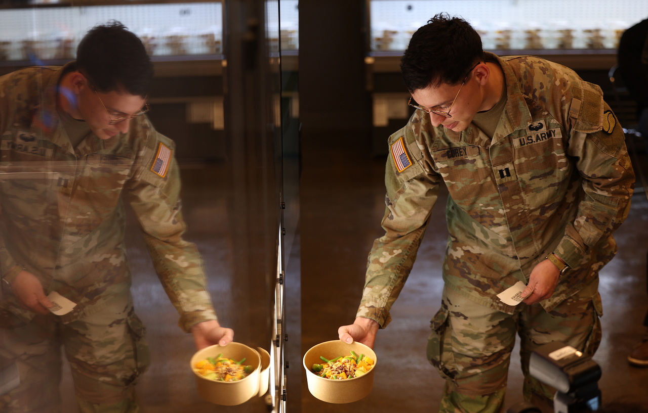 A US soldier receives a robot-prepared meal at Market 19, an automated dining facility at Camp Walker, home of the 19th Expeditionary Sustainment Command in Nam-gu, Daegu, on Friday. (Yonhap)