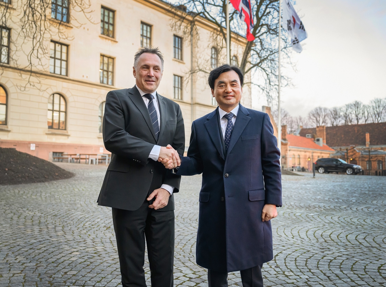 South Korean Defense Minister Ahn Gyu-back (right) shakes hands with his Norwegian counterpart, Tore O. Sandvik, outside Norway's defense ministry in Oslo on Friday. (Republic of Korea Ministry of Defense)