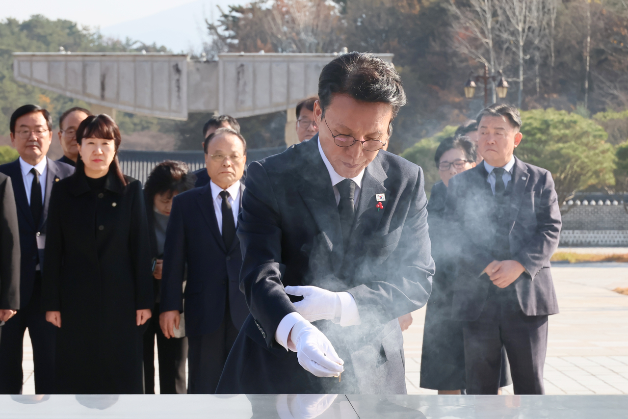 Prime Minister Kim Min-seok (center) offers incense at the May 18th National Cemetery in Gwangju’s Buk-gu on Wednesday. (Yonhap)