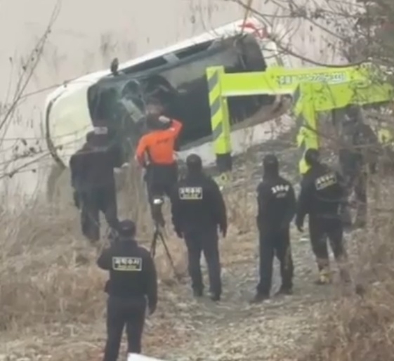 Police recover the victim's vehicle on Wednesday from a lake in Cheongju, North Chungcheong Province. (Yonhap)