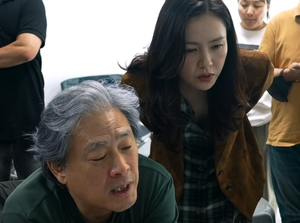 “1000만 장담, 코스튬 입고 춤 춘다더니” 300만도 못 갔다…170억원 쏟아붓고 ‘낭패’, 결국 ‘OTT행’