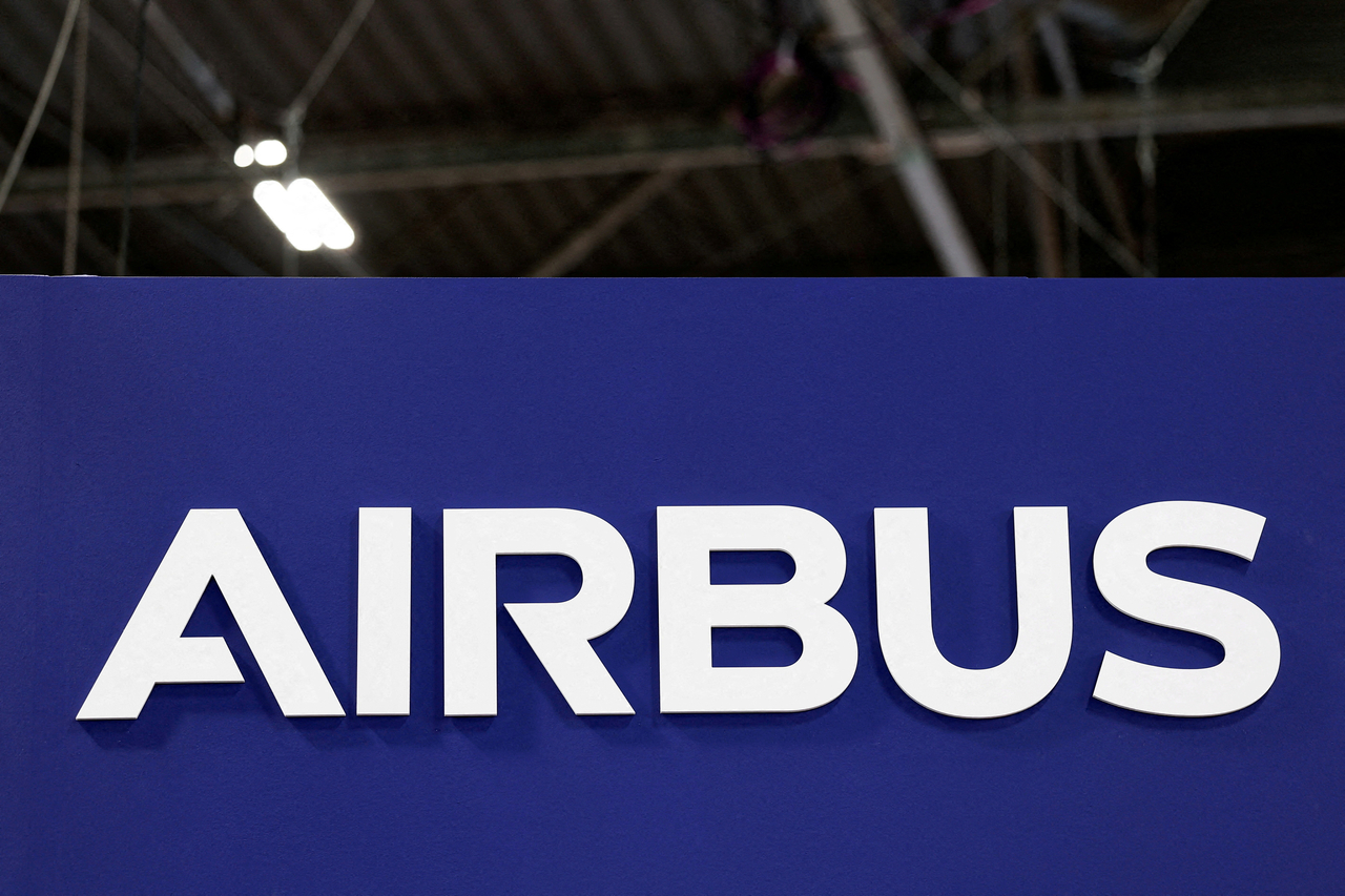 The Airbus logo is displayed at the Parc des Expositions de Paris-Nord-Villepinte exhibition centre in Villepinte, near Paris, France. (Reuters-Yonhap)