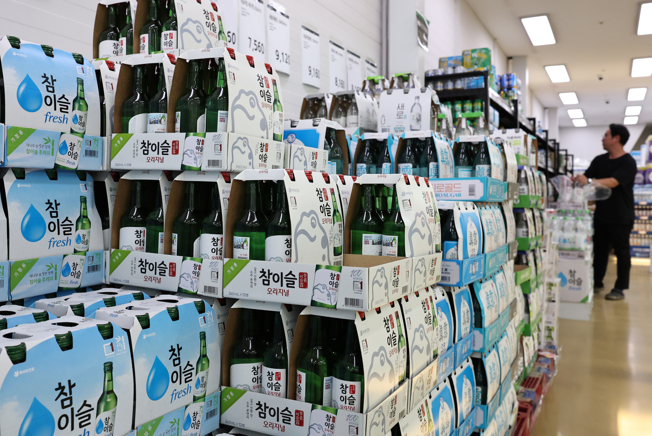 Bottles of soju are displayed on shelves at a large retail mart in Seoul. (Newsis)