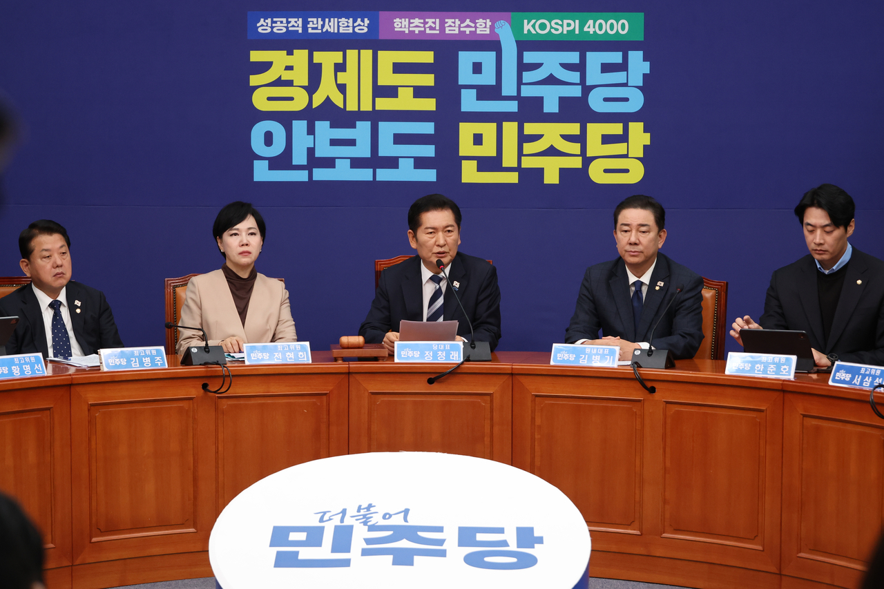Democratic Party of Korea Chair  Jung Chung-rae (center) speaks during a Supreme Council meeting at the National Assembly in Yeouido, Seoul, on Wednesday. (Yonhap)