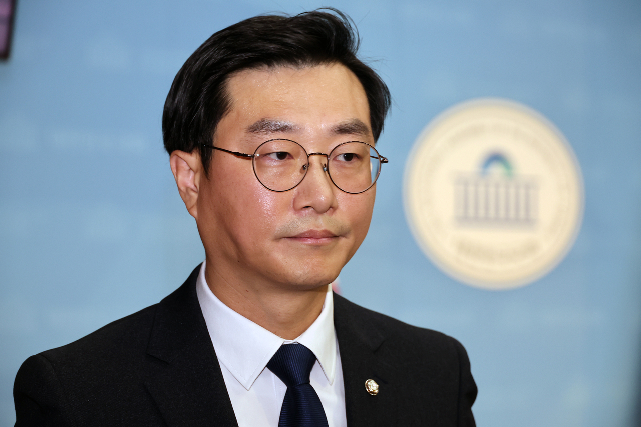 Democratic Party of Korea Rep. Jang Kyung-tae holds a press conference at the National Assembly in western Seoul on Sunday. (Yonhap)