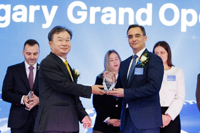 EcoPro founder Lee Dong-chae (left) presents plaques of appreciation to István Joó, head of the Hungarian Investment Promotion Agency, and other local officials during the plant comple event in Debrecen, Hungary, on Friday. (EcoPro)