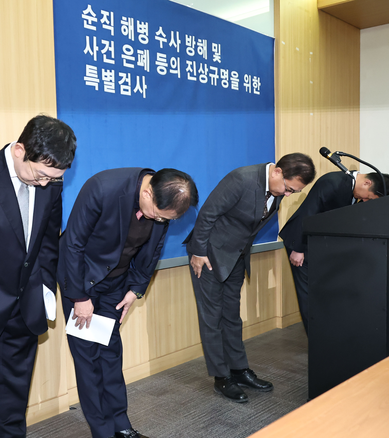 Special Prosecutor Lee Myung-hyun, who has been investigating alleged external pressure and cover-up in the death of Marine Corporal Chae, bows alongside deputy prosecutors after announcing the final investigation results at the special counsel’s office in Seocho-gu, Seoul, on Friday (Yonhap)