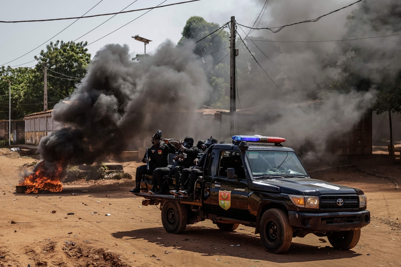 Guinea Bissau security forces patrol near a pile of burning tires in Bissau, Saturday.    (AFP-Yonhap)
