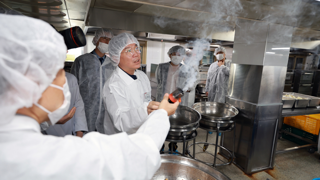 Labor Minister Kim Young-hoon visits a school cafeteria in Gangseo-gu, Seoul, on Nov. 3 and monitors the ventilation system. (Labor Ministry)