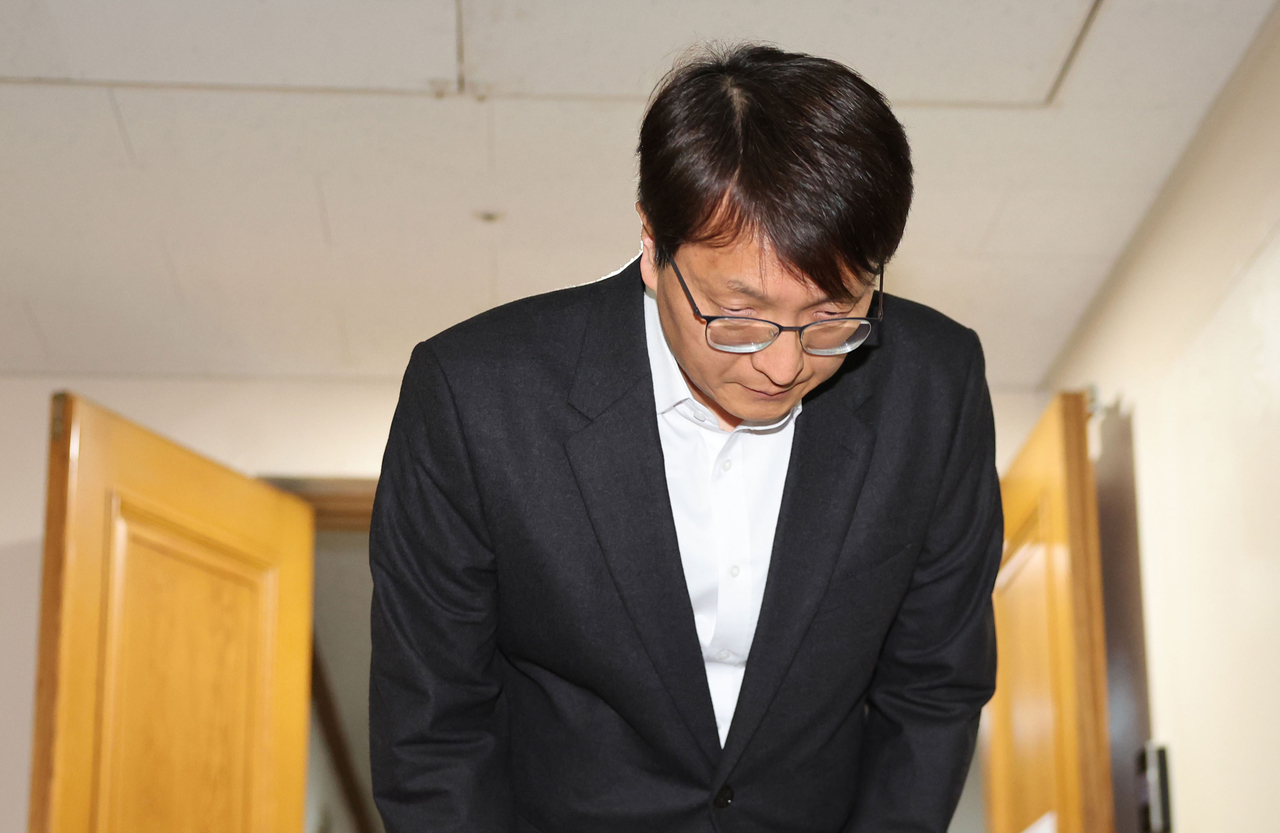 Coupang CEO Park Dae-jun bows in apology before assembled reporters after leaving an emergency meeting convened by the Ministry of Science and ICT at the government complex in Seoul, Sunday. (Yonhap)