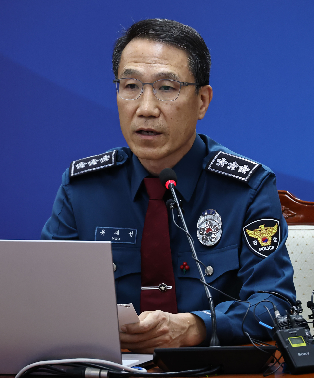 Yoo Jae-seong, the acting commissioner general of the National Police Agency, speaks at NPA headquarters in Seoul during an online meeting of senior police leaders across the country Monday. (Yonhap)
